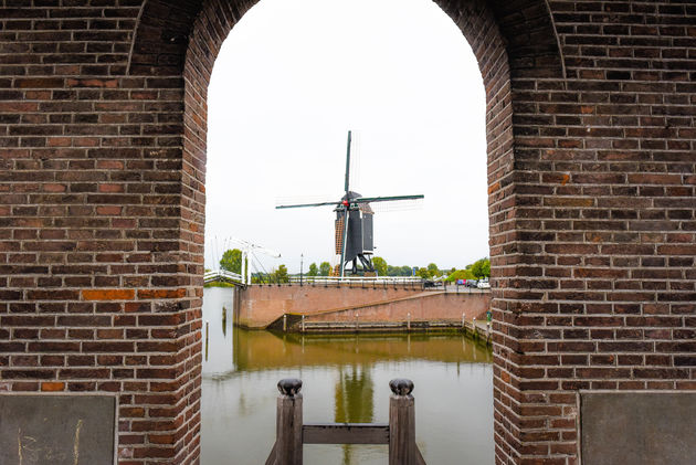 Dit mooie molentje staat in de stadshaven van Heusden