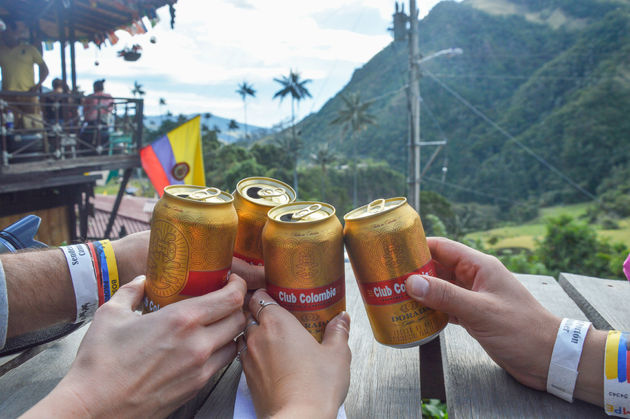 Drink na de hike door Valle de Cocora een verdiend koud biertje!