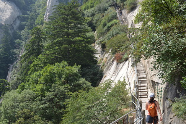 Het kunnen smalle bergpaadjes zijn, maar zelfs met hoogtevrees kun je berg Hua Shan beklimmen