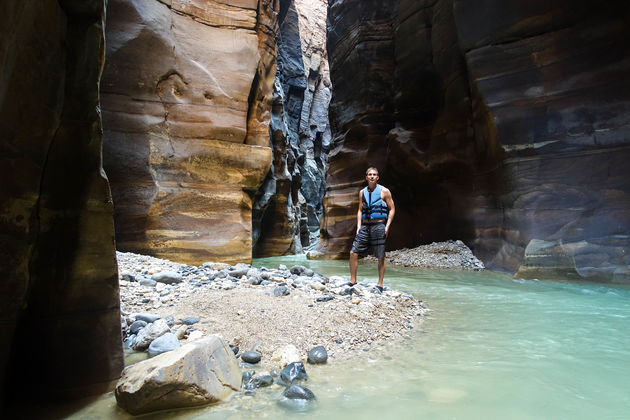 Hiken door het stromende water van de Wadi Mujib