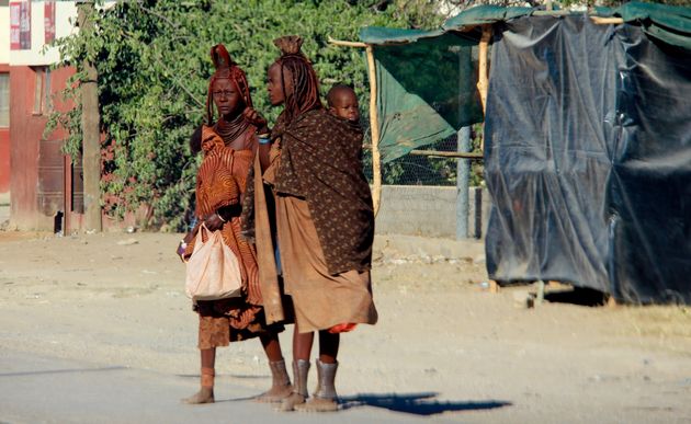 De kleurrijke himba`s