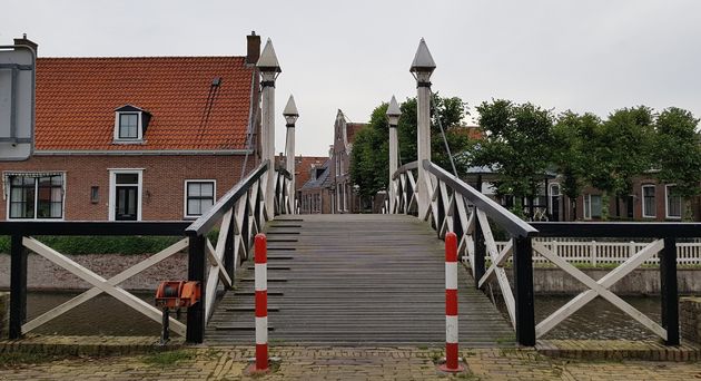 Hindeloopen, fietsen over bruggetjes