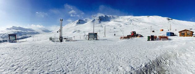 Ski\u00ebn in skigebied Hlidarfjall in IJsland