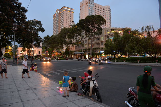 Gezelligheid op straat in de avond in Ho Chi Minh City