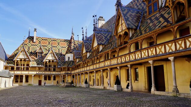 Een van de grootste publiekstrekkers in de stad, H\u00f4tel-Dieu de Beaune