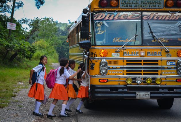 Schoolmeisjes op weg naar school