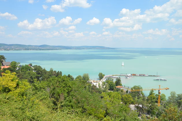 Rondom het Balatonmeer kun je genieten van prachtige uitzichten over het helderblauwe water