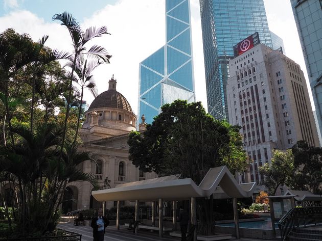 Wandel tussen de wolkenkrabbers en historische gebouwen op Hong Kong Island