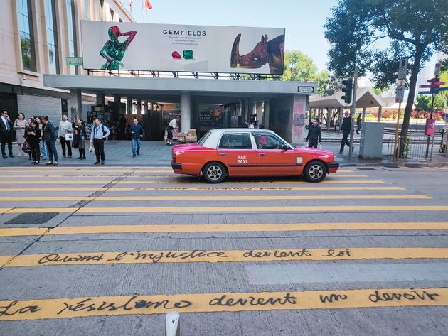 E\u00e9n van de weinige sporen van de demonstraties in Hongkong: graffiti met protestleuzen