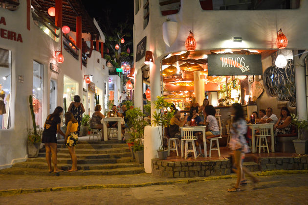 In de avond is de hoofdstraat van Pipa een gezellige plek om cocktails te drinken