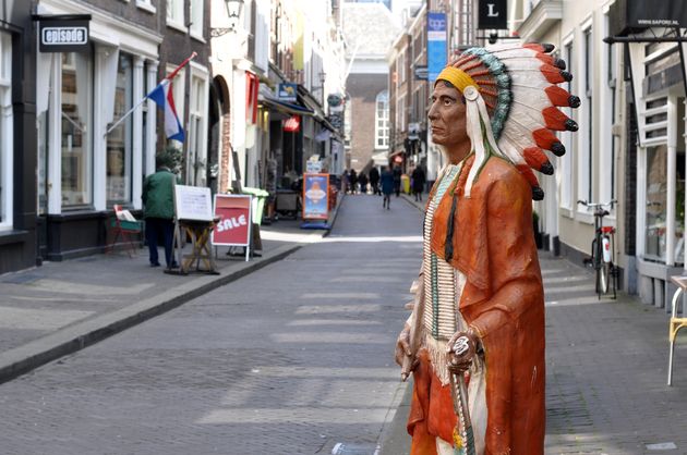 Hopi Navajo kun je niet missen, want deze Indiaan staat op straat op je te wachten