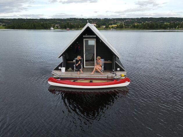 <em>Na 10 minuten peddelen vanaf de oever meer je aan bij je deze bijzondere hotelkamer.<\/em>