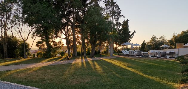 Relaxen in de tuinen van Hotel Santiago Cooking & Nature