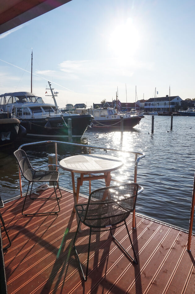 Genieten van de ochtendzon op je eigen terras aan het water