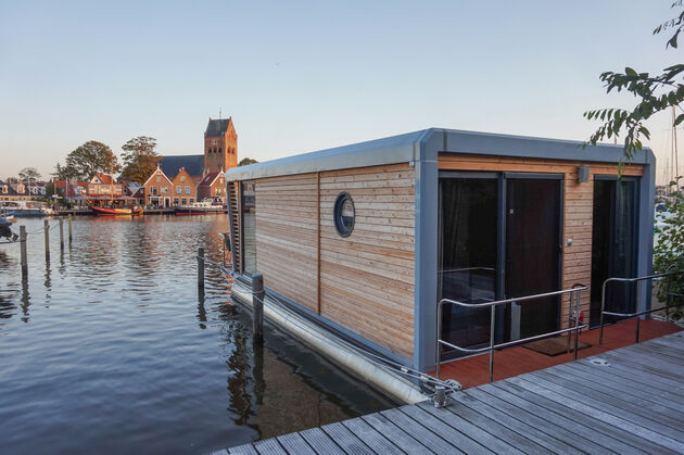 De houseboats hebben een prachtig uitzicht op het dorp Grou