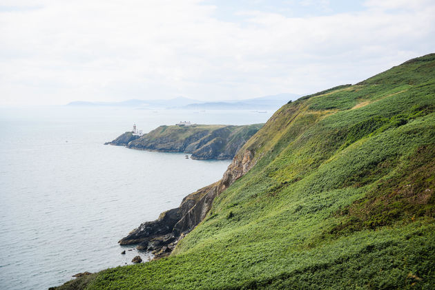 Mystieke heuvels langs de kust van Howth