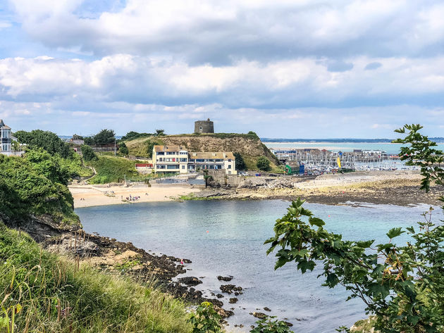 Howth is een fijne plek, met mooie natuur, een klein strandje en een gezellige haven