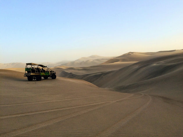 Crossen door de duinen van Huacachina in een buggy is echt een topattractie