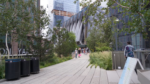 Aan het einde van de High Line zien we voor het eerst de Hudson Yards Vessel