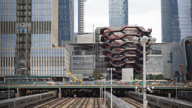 De Hudson Yards Vessel boven het treinstation van New York
