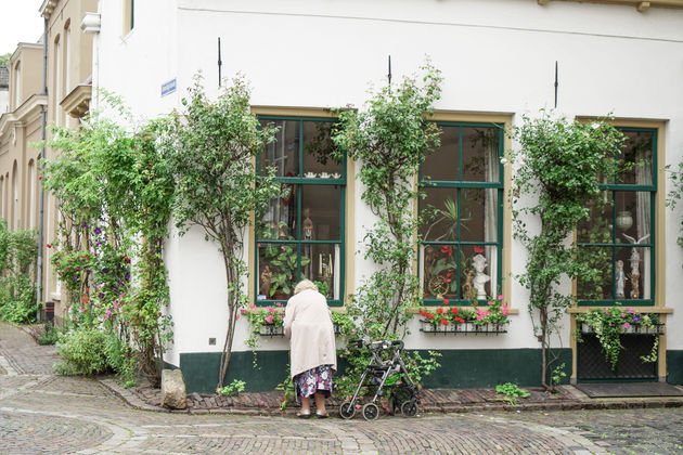 Deze dame, inwoner van Zutphen, verzorgt haar gevel en planten met veel liefde