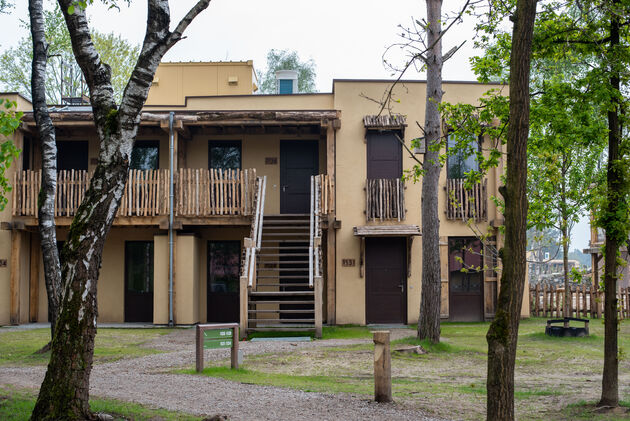 Er zijn kamers op de begane grond en op de eerste verdieping, in Dogon-stijl