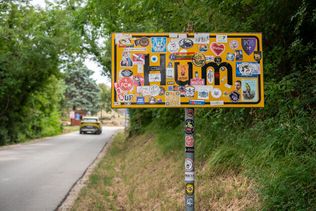 Aan de stickers te zien zijn we niet de eersten die Hum bezoeken