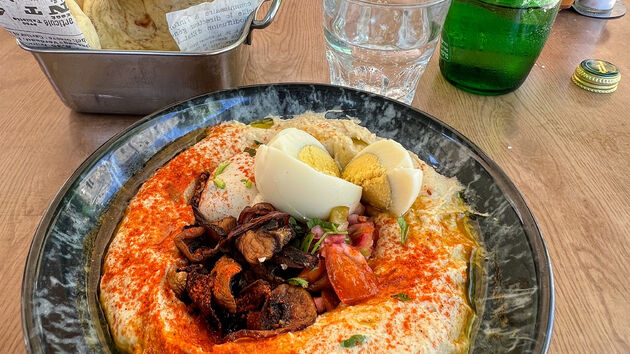 Lunch in Jeruzalem met Hummus met ei, champignons, tomaat en kruiden: een aanrader