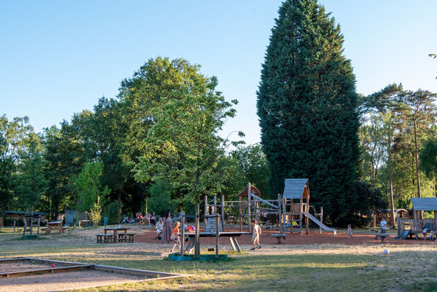 Een hele fijne, houten speeltuin voor de kids