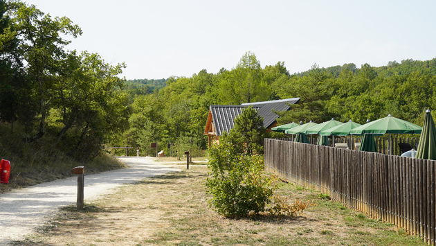 Van de natuur naar het zwembad (rechts)