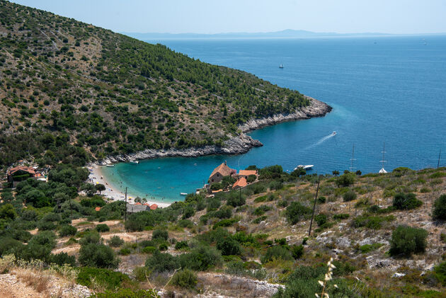 Aan de zuidkust vind je de mooiste stranden, zoals Dubovica Beach