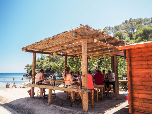 Lekker lunchen op het strand van Cala Mastella