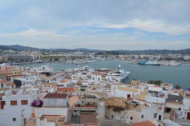 Uitzicht over de haven van Ibiza stad