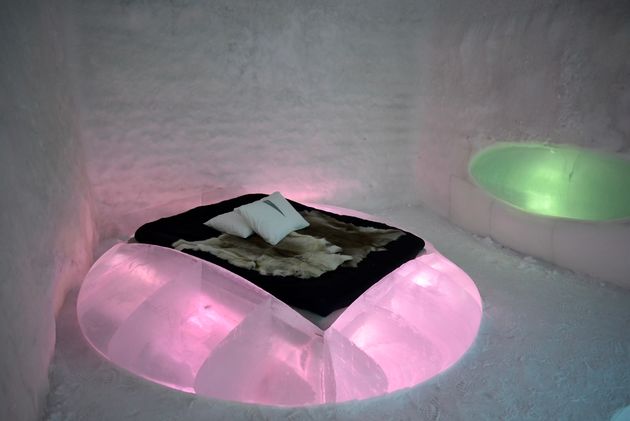 Het Icehotel 365 maakt gebruik van led-verlichting om ook de hotelkamers kleur te geven