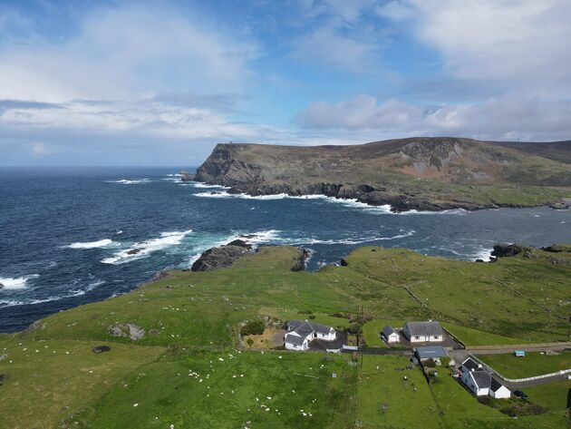 Neem de schoonheid van Ierland in je op tijdens een roadtrip. Stap af en toe uit de auto en geniet van de frisse lucht en waanzinnige vergezichten.