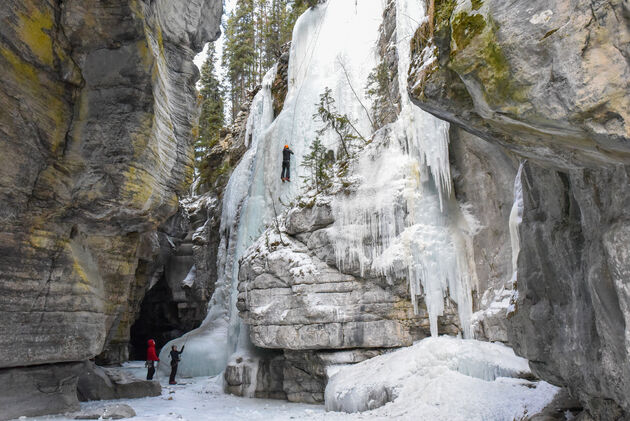 Of ga ijsklimmen op een bevroren waterval