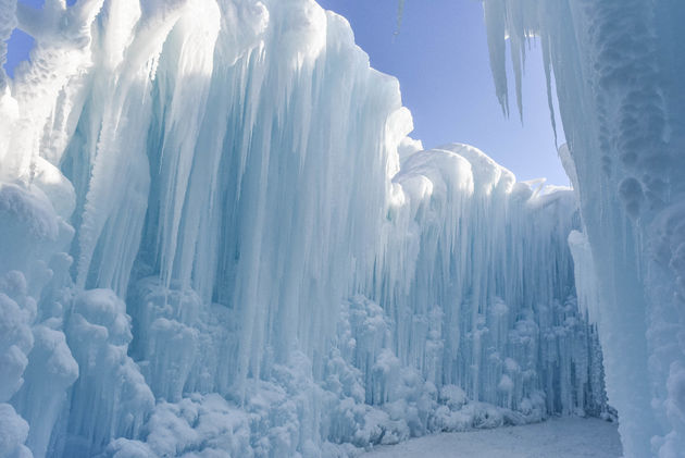 De ijskastelen worden gemaakt van duizenden ijspegels