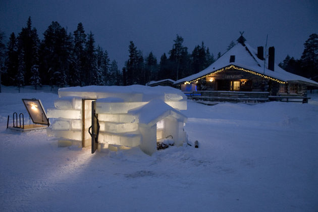 Uniek in Finland: een ijssauna gemaakt van ijsblokken