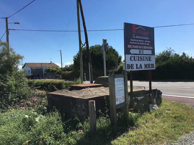 Het eerste wat je tegenkomt als je brug over bent, natuurlijk een Cuisine de La Mer