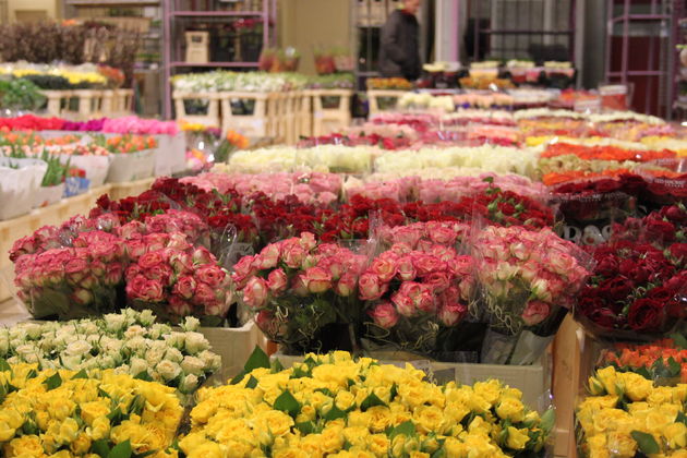 De bloemenmarkt begint om 5.00 uur en 80 procent van de bloemen komt uit Nederland.