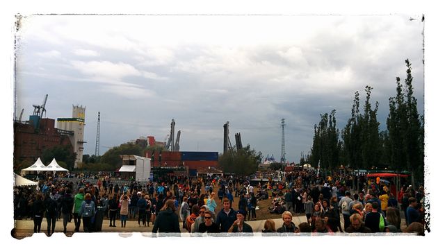 Het MS Dockville festival kent een prachtige locatie op het eiland in de Elbe.