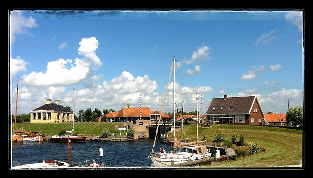 Workum is \u00e9\u00e9n van die vele Friese plaatsen dat een toegang vanaf het water heeft.
