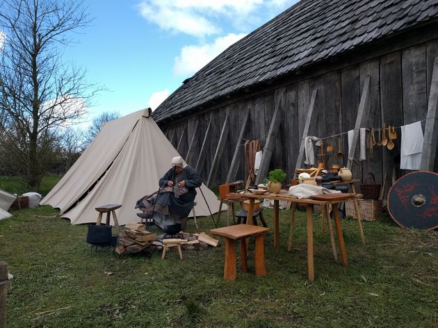 Een boerderij en tent zoals die worden gebouwd in het Ribe VikingeCenter