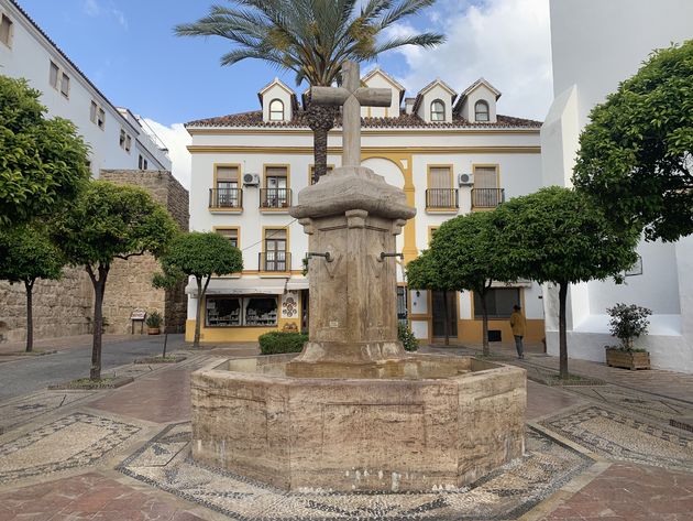 <em>Plein met de kerk `<\/em><i>La Iglesia de la Encarnaci\u00f3n`</i>