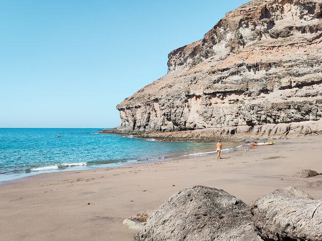 E\u00e9n van de weinige rustige stranden van Gran Canaria: Playa de Tirita\u00f1a