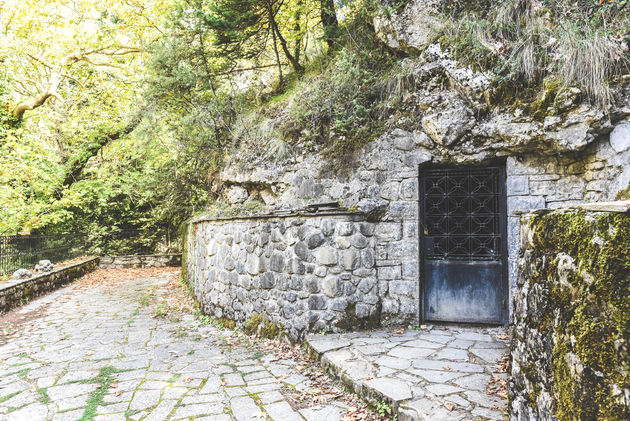 De ingang van de Anemotrypa Cave ligt diep verscholen