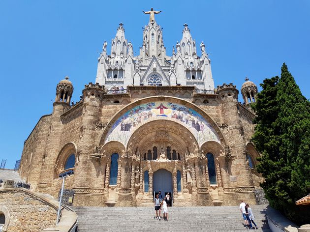 Boven op de Tibidabo vind je de Esgl\u00e8sia del Sagrat Cor, 512 meter boven de stad