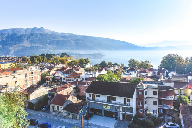 Ioannina en Lake Pamvotis in het ochtendlicht