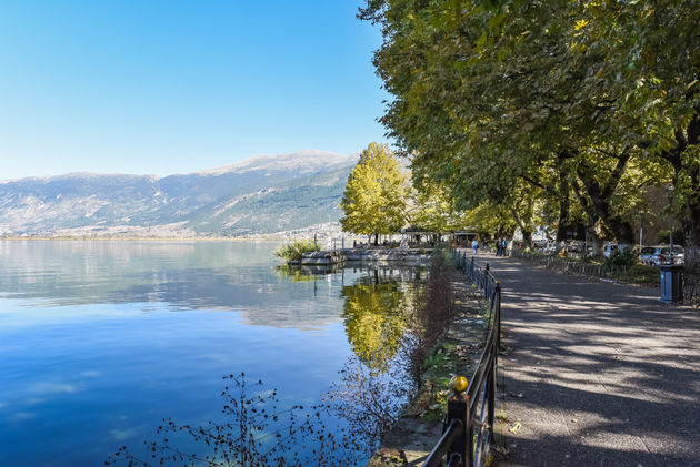 Rondom het meer in Ioannina loopt een prachtig wandelpad