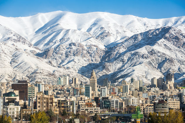 Teheran, aan de voet van de bergen\u00a9 Alexander - Adobe Stock